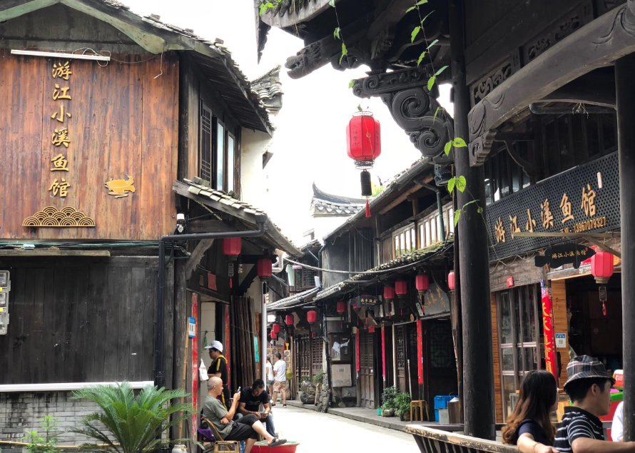 浙江麗水4A級景區(qū)眾多LED燈桿屏同步開啟