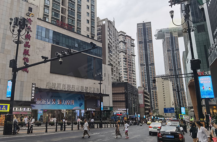 在選購(gòu)LED燈桿屏?xí)r更推薦600*1200壓鑄鎂系列LED燈桿屏