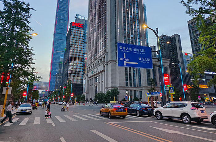 貴州貴陽市銀行南街：百套LED燈桿屏點亮智慧街道