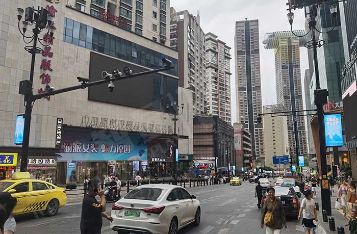 文旅產(chǎn)業(yè)可持續(xù)發(fā)展的數(shù)字支點(diǎn)：LED燈桿屏的生態(tài)重構(gòu)與文化覺(jué)醒