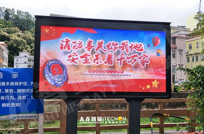 深圳梧桐山雙立柱 LED 廣告機(jī)：擎起山海間的視覺新地標(biāo)