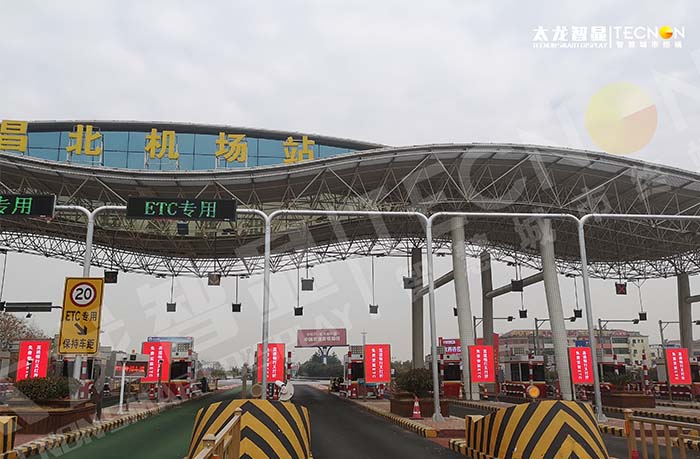 南昌昌北機(jī)場(chǎng)收費(fèi)站 LED 廣告機(jī)：點(diǎn)亮航空樞紐的宣傳新視界