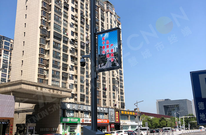 鹽城市道路上正在播放宣傳視頻的智慧燈桿屏.jpg