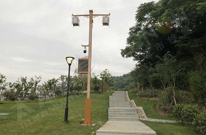 上海公園里面應(yīng)用的智慧燈桿屏.jpg