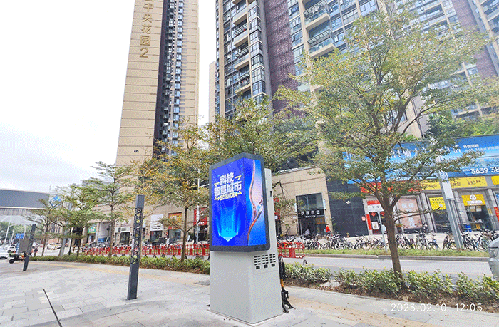 深圳龍崗戶外LED廣告機.png