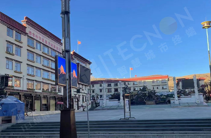 理塘LED燈桿屏白天點亮的效果.jpg