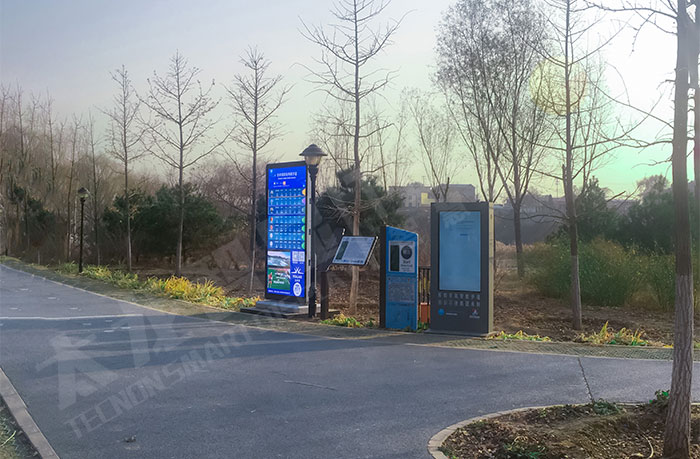 北京智慧公園的戶外LED廣告機(jī).jpg